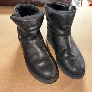 UGG woman’s Black leather ankle Lined Boots size 7